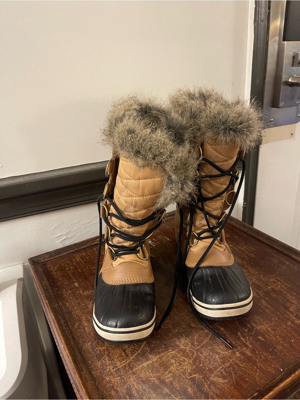 Sorrel Women's Tan and Black Winter Lace-Up Boots with Faux Fur Trim - Size 7 - Picture 8 of 13
